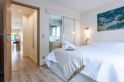 Un ou plusieurs lits dans un hébergement de l'établissement 2-room apartment with terrace close to the center