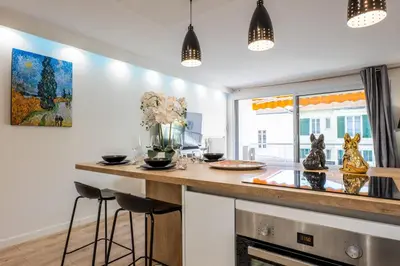 Cuisine ou kitchenette dans l'établissement 2-room apartment with terrace close to the center