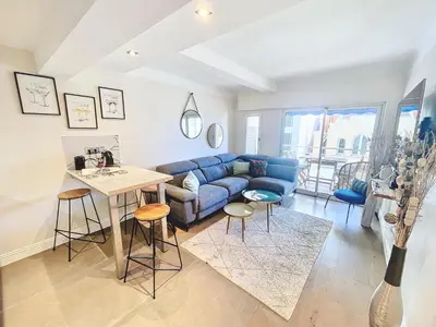 Coin salon dans l'établissement 2 BR Croisette balcony & sea view Olam Properties