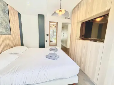 Un ou plusieurs lits dans un hébergement de l'établissement 2 BR Croisette balcony & sea view Olam Properties