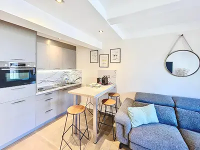 Cuisine ou kitchenette dans l'établissement 2 BR Croisette balcony & sea view Olam Properties