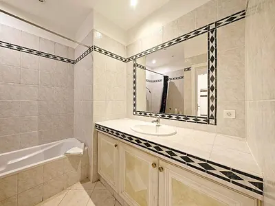 Salle de bains dans l'établissement Viva Riviera 11 rue Commandant André