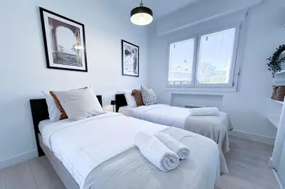 Un ou plusieurs lits dans un hébergement de l'établissement LAVERNE - Stunning Sea View T3 with South-Facing Terrace