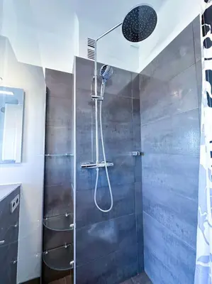 Salle de bains dans l'établissement LAVERNE - Stunning Sea View T3 with South-Facing Terrace