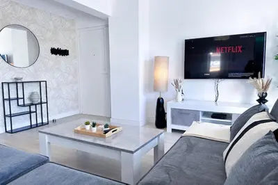 Télévision ou salle de divertissement dans l'établissement LAVERNE - Stunning Sea View T3 with South-Facing Terrace