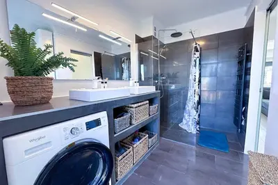 Salle de bains dans l'établissement LAVERNE - Stunning Sea View T3 with South-Facing Terrace