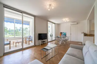 Télévision ou salle de divertissement dans l'établissement Cozystay 1331 - Superbe 4 pièces proche plages