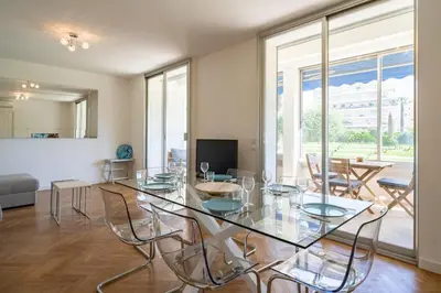 Télévision ou salle de divertissement dans l'établissement Cozystay 1331 - Superbe 4 pièces proche plages