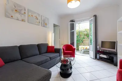 Télévision ou salle de divertissement dans l'établissement appartement RDC