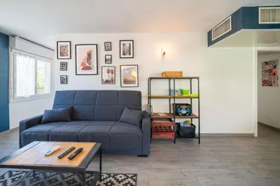 Coin salon dans l'établissement Cocon Azur, piscine, clim, à 5 min de la plage