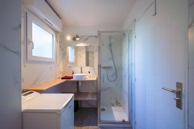 Salle de bains dans l'établissement Cocon Azur, piscine, clim, à 5 min de la plage