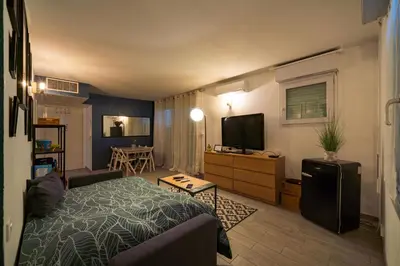 Télévision ou salle de divertissement dans l'établissement Cocon Azur, piscine, clim, à 5 min de la plage