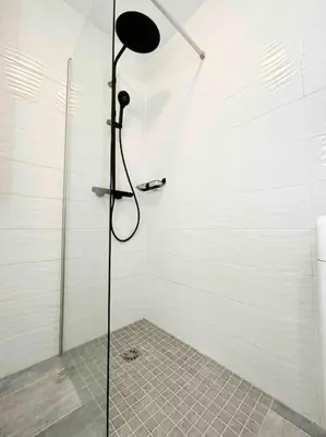 Salle de bains dans l'établissement Le Dulys : Apt 2 prs, vue mer, clim, 2 min plages