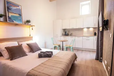 Cuisine ou kitchenette dans l'établissement Studio Vieil Antibes Proche Mer