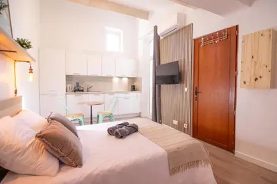 Un ou plusieurs lits dans un hébergement de l'établissement Studio Vieil Antibes Proche Mer