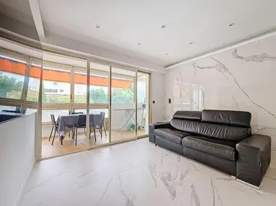 Coin salon dans l'établissement 2 pièces 35 m2 + 1 véranda