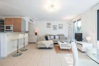 Cuisine ou kitchenette dans l'établissement Beautiful and Spacious 2 bed Apt with Pool