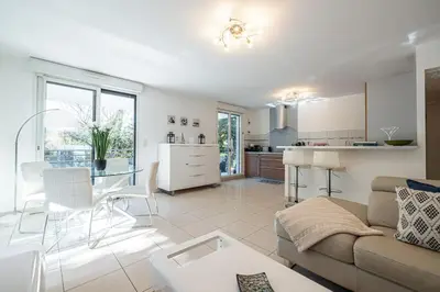 Cuisine ou kitchenette dans l'établissement Beautiful and Spacious 2 bed Apt with Pool