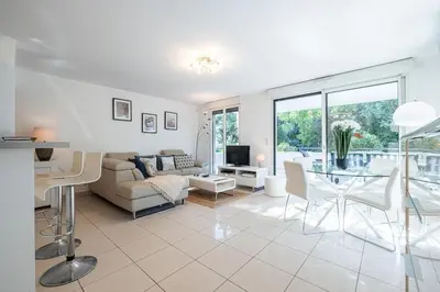 Coin salon dans l'établissement Beautiful and Spacious 2 bed Apt with Pool