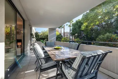 Balcon ou terrasse dans l'établissement Beautiful and Spacious 2 bed Apt with Pool