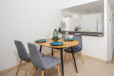 Cuisine ou kitchenette dans l'établissement Élégance au Cœur du Vieil Antibes 2 Chambres climatisation 6 personnes