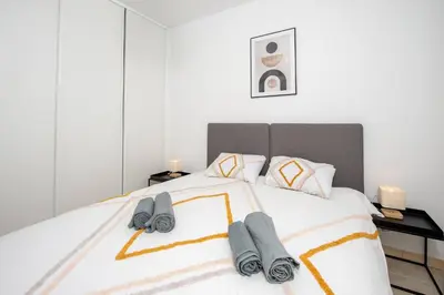 Un ou plusieurs lits dans un hébergement de l'établissement Élégance au Cœur du Vieil Antibes 2 Chambres climatisation 6 personnes