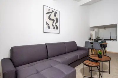 Coin salon dans l'établissement Élégance au Cœur du Vieil Antibes 2 Chambres climatisation 6 personnes