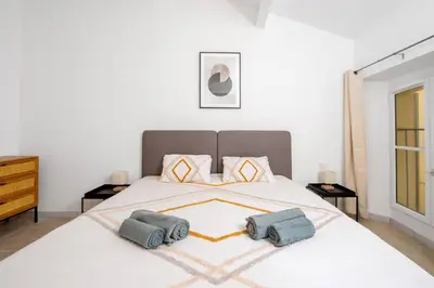 Un ou plusieurs lits dans un hébergement de l'établissement Élégance au Cœur du Vieil Antibes 2 Chambres climatisation 6 personnes