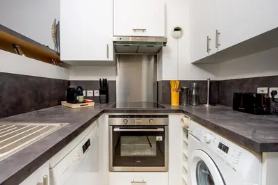 Cuisine ou kitchenette dans l'établissement Élégance au Cœur du Vieil Antibes 2 Chambres climatisation 6 personnes