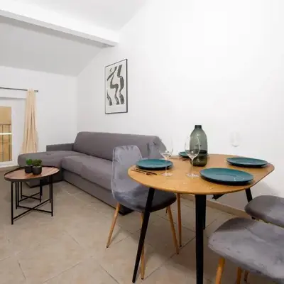 Élégance au Cœur du Vieil Antibes 2 Chambres climatisation 6 personnes