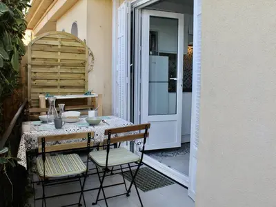 Balcon ou terrasse dans l'établissement Charmant 2P Climatisé, Terrasse et Parking, 4 Couchages - Villeneuve-Loubet - FR-1-252A-115