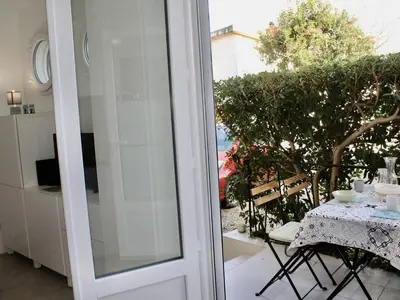 Balcon ou terrasse dans l'établissement Charmant 2P Climatisé, Terrasse et Parking, 4 Couchages - Villeneuve-Loubet - FR-1-252A-115