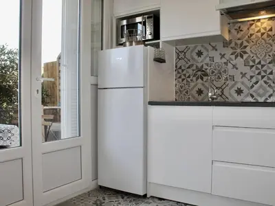 Cuisine ou kitchenette dans l'établissement Charmant 2P Climatisé, Terrasse et Parking, 4 Couchages - Villeneuve-Loubet - FR-1-252A-115