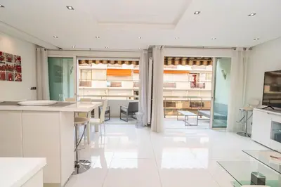 Cuisine ou kitchenette dans l'établissement Croisette 1 mn 2 BR w/ terrace Olam Properties