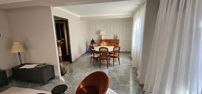 Coin salon dans l'établissement Duplex climatisé 100m2, jardin, garage individuel clos