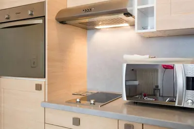 Cuisine ou kitchenette dans l'établissement Cannes Croisette Studio 3 pers Cosy CLIM WIFI PKG