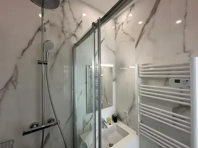 Salle de bains dans l'établissement B080- À l'étroit à l'hôtel Bienvenue chez nous