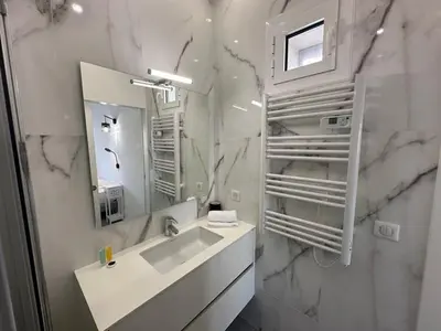 Salle de bains dans l'établissement B080- À l'étroit à l'hôtel Bienvenue chez nous