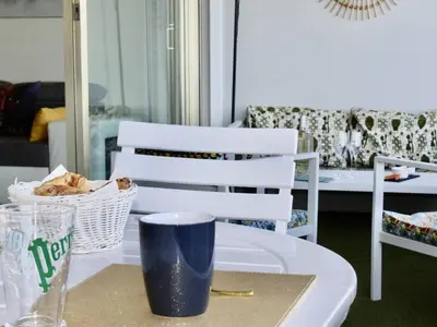 Coin salon dans l'établissement Appartement 3 Pièces avec Terrasse, 4 Couchages, Climatisation, Villeneuve-Loubet Plage - FR-1-252A-116