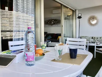 Boissons dans l'établissement Appartement 3 Pièces avec Terrasse, 4 Couchages, Climatisation, Villeneuve-Loubet Plage - FR-1-252A-116
