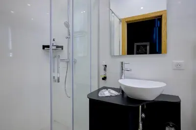 Salle de bains dans l'établissement Superbe appartement T5 proche du Palais et de la Croisette
