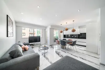 Télévision ou salle de divertissement dans l'établissement Beautiful 3 bedroom close to the Martinez