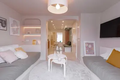 Télévision ou salle de divertissement dans l'établissement Alma Florian apartment 4 people with terrace