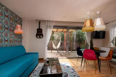 Télévision ou salle de divertissement dans l'établissement La Roulotte du Tzigane