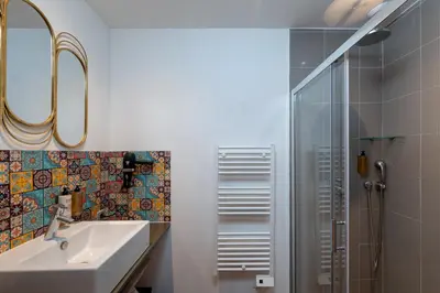 Salle de bains dans l'établissement La Roulotte du Tzigane