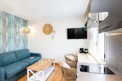 Télévision ou salle de divertissement dans l'établissement Mandara Beach Bungalow