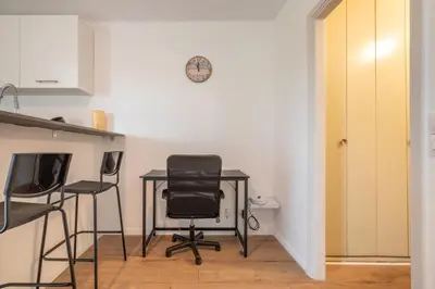 Télévision ou salle de divertissement dans l'établissement Studio avec terrasse vue jardin