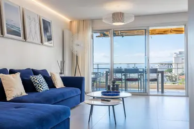 Coin salon dans l'établissement 3-bedroom apartment sea view terrace and parking