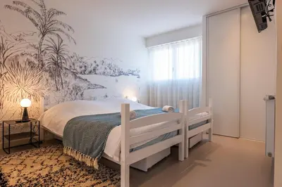 Un ou plusieurs lits dans un hébergement de l'établissement 3-bedroom apartment sea view terrace and parking