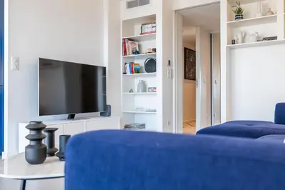 Télévision ou salle de divertissement dans l'établissement 3-bedroom apartment sea view terrace and parking